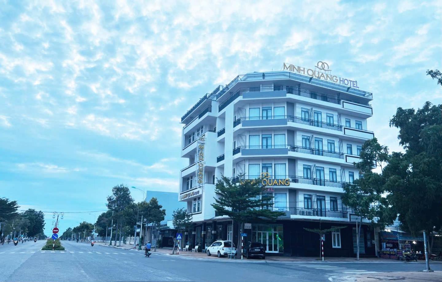 ホテル Khach San Minh Quang ファンラン エクステリア 写真